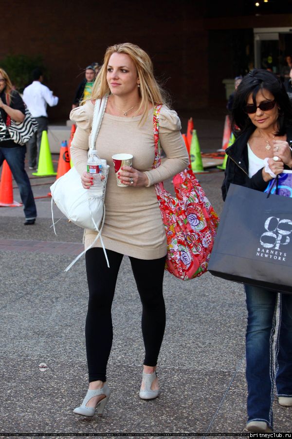 Бритни с мамой на шоппинге в Glendale Galleria33.jpg(Бритни Спирс, Britney Spears)
