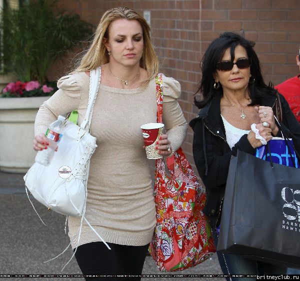 Бритни с мамой на шоппинге в Glendale Galleria44.jpg(Бритни Спирс, Britney Spears)