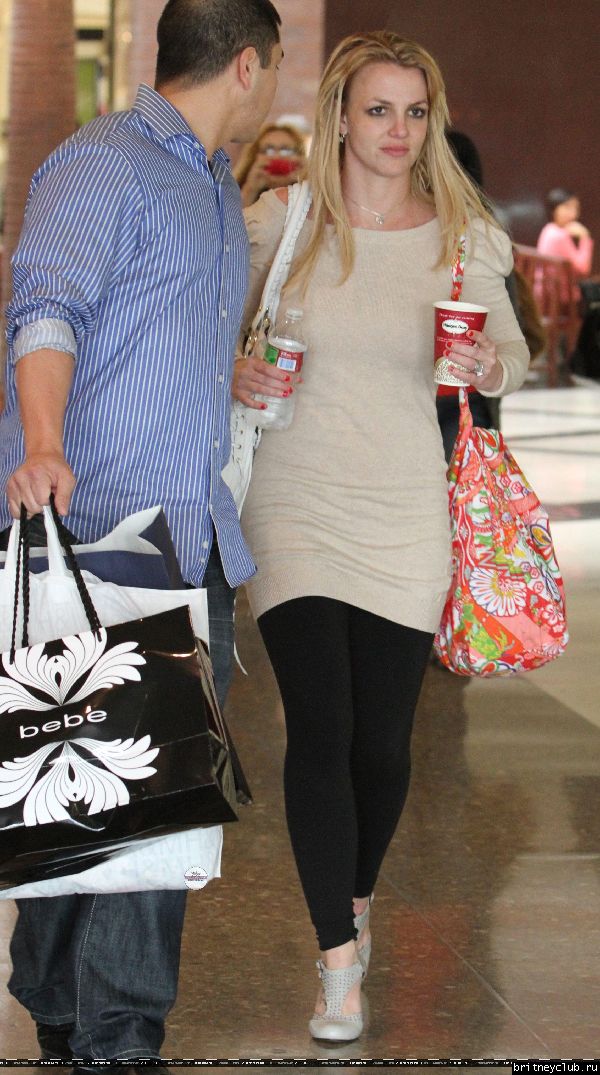 Бритни с мамой на шоппинге в Glendale Galleria49.jpg(Бритни Спирс, Britney Spears)