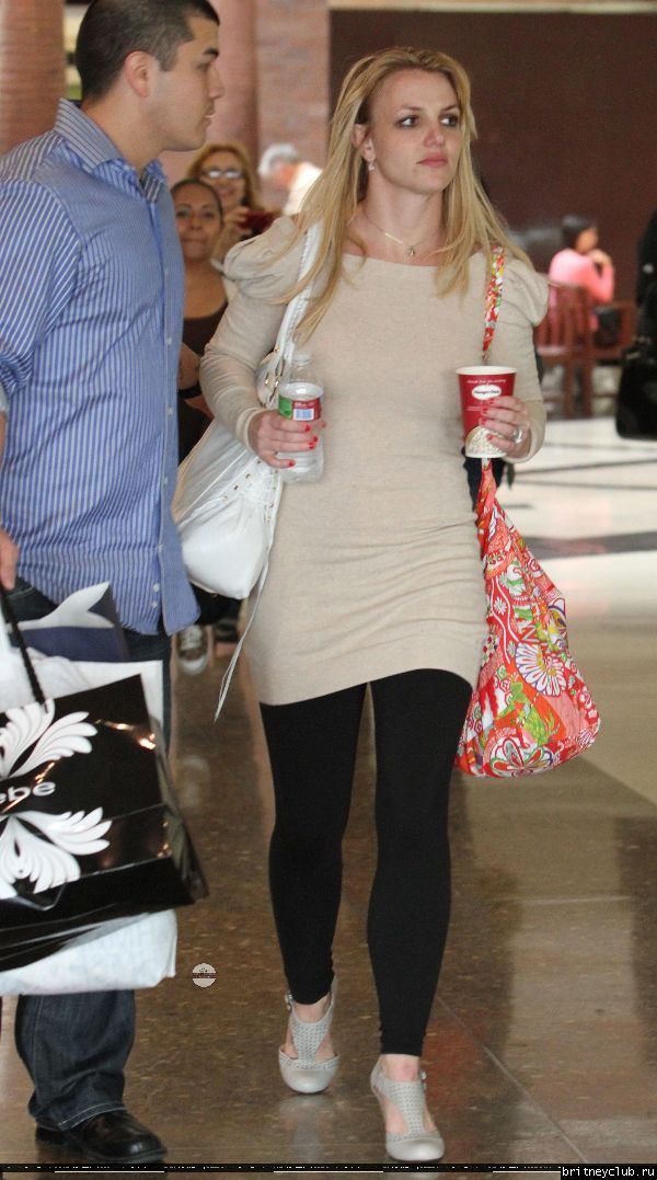 Бритни с мамой на шоппинге в Glendale Galleria50.jpg(Бритни Спирс, Britney Spears)