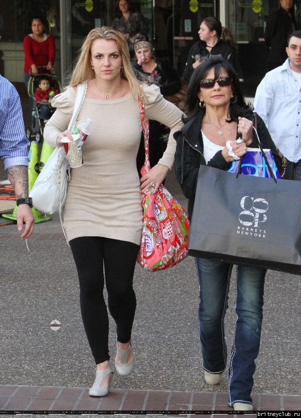 Бритни с мамой на шоппинге в Glendale Galleria55.jpg(Бритни Спирс, Britney Spears)