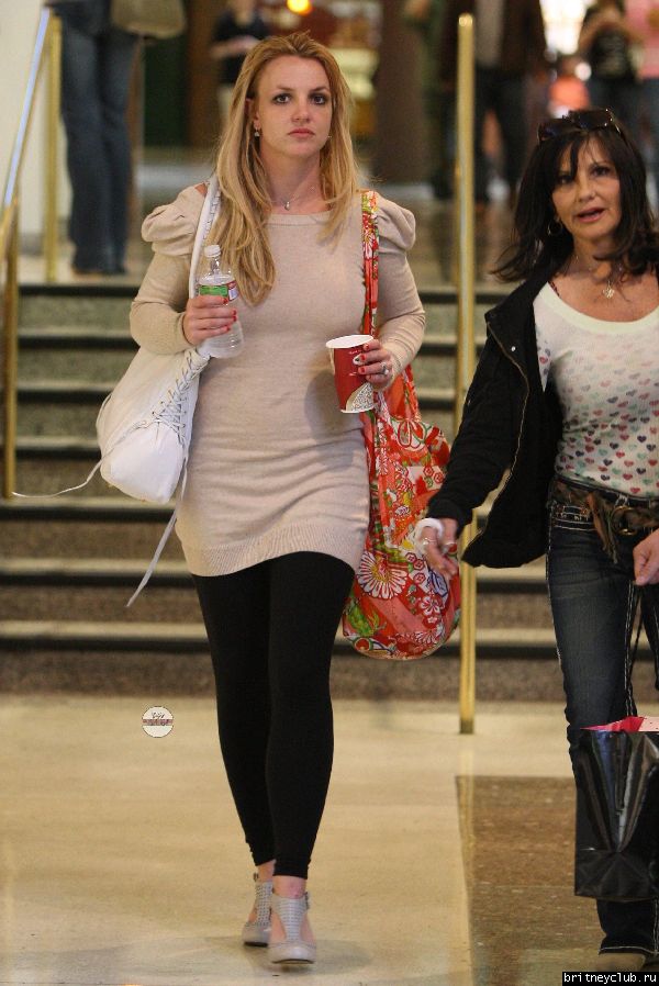 Бритни с мамой на шоппинге в Glendale Galleria57.jpg(Бритни Спирс, Britney Spears)
