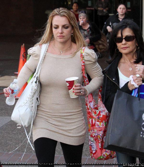 Бритни с мамой на шоппинге в Glendale Galleria62.jpg(Бритни Спирс, Britney Spears)