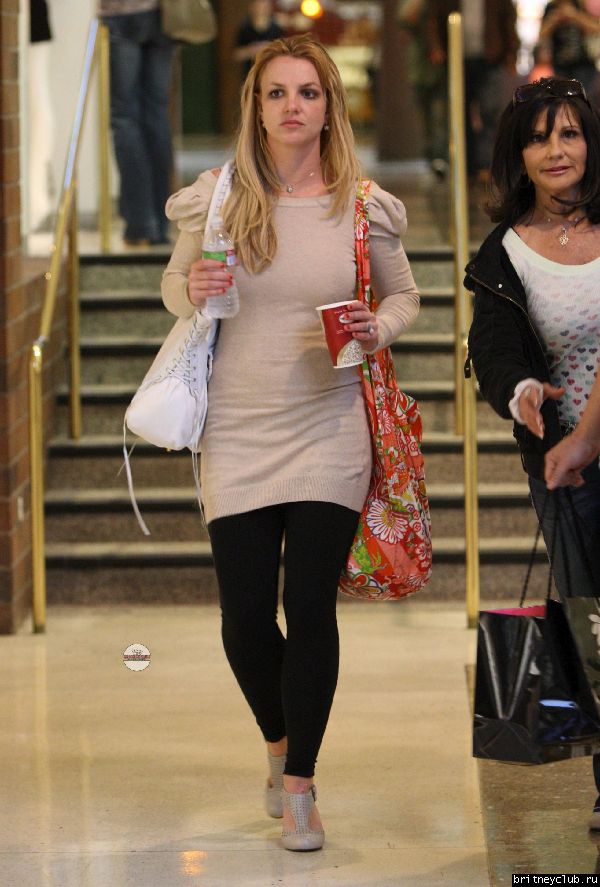Бритни с мамой на шоппинге в Glendale Galleria63.jpg(Бритни Спирс, Britney Spears)