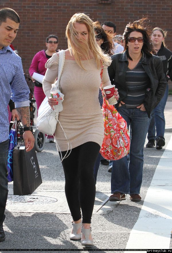 Бритни с мамой на шоппинге в Glendale Galleria74.jpg(Бритни Спирс, Britney Spears)