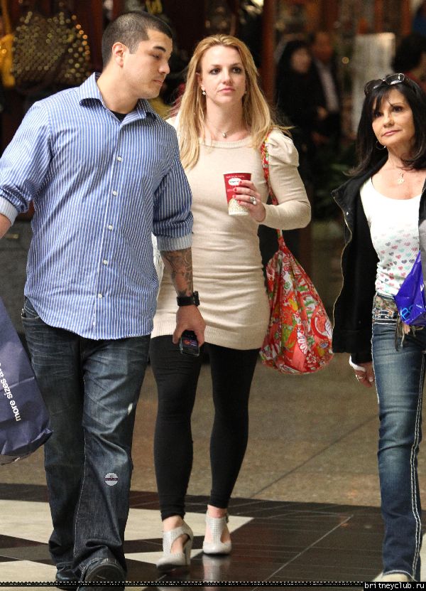 Бритни с мамой на шоппинге в Glendale Galleria76.jpg(Бритни Спирс, Britney Spears)
