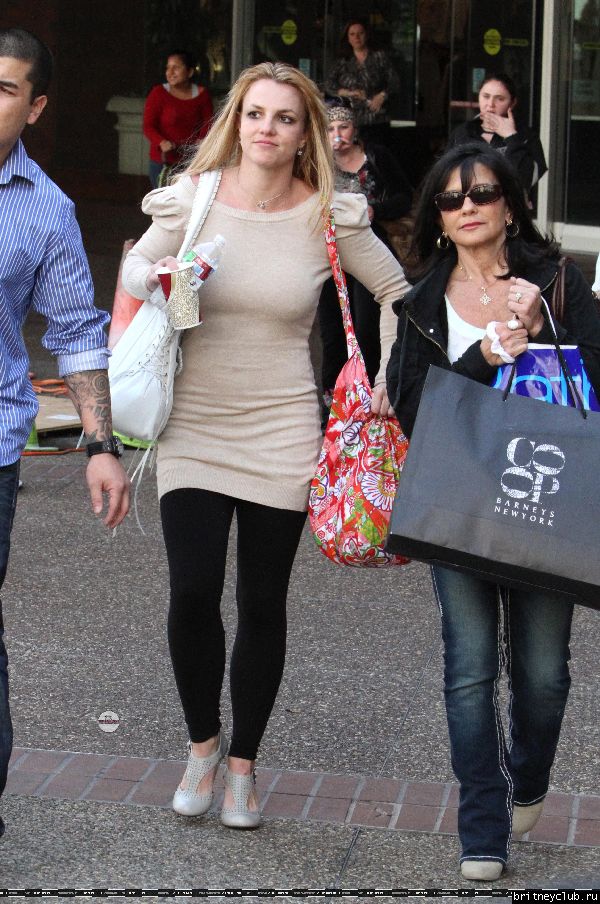 Бритни с мамой на шоппинге в Glendale Galleria79.jpg(Бритни Спирс, Britney Spears)
