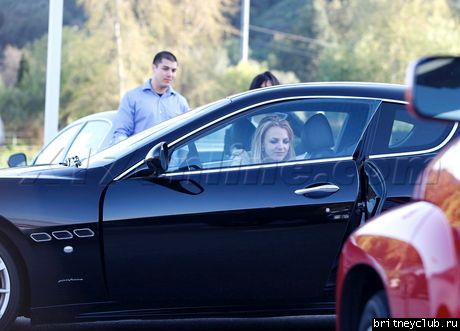 Бритни покупает автомобиль в Беверли Хиллз17.jpg(Бритни Спирс, Britney Spears)