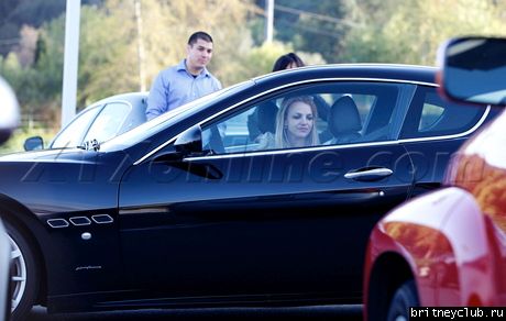 Бритни покупает автомобиль в Беверли Хиллз18.jpg(Бритни Спирс, Britney Spears)