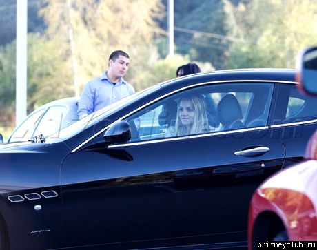 Бритни покупает автомобиль в Беверли Хиллз20.jpg(Бритни Спирс, Britney Spears)