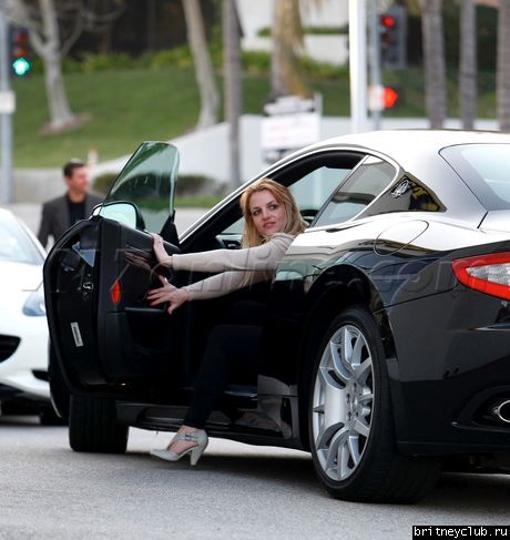 Бритни покупает автомобиль в Беверли Хиллз37.jpg(Бритни Спирс, Britney Spears)