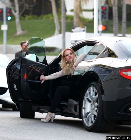 Бритни покупает автомобиль в Беверли Хиллз38.jpg(Бритни Спирс, Britney Spears)
