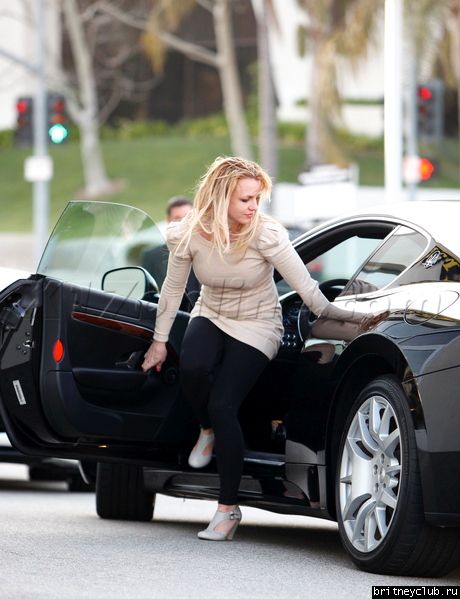 Бритни покупает автомобиль в Беверли Хиллз40.jpg(Бритни Спирс, Britney Spears)