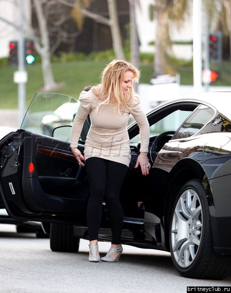 Бритни покупает автомобиль в Беверли Хиллз41.jpg(Бритни Спирс, Britney Spears)