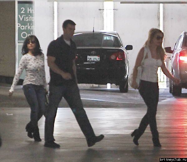 Бритни с семьей посещает офис в Лос-Анджелесе07.jpg(Бритни Спирс, Britney Spears)