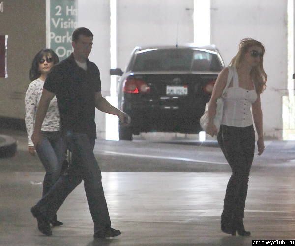 Бритни с семьей посещает офис в Лос-Анджелесе08.jpg(Бритни Спирс, Britney Spears)