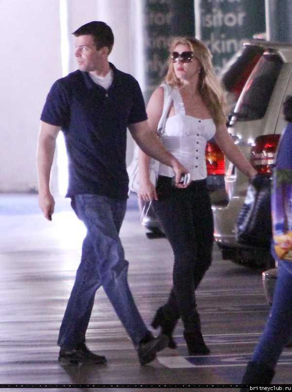Бритни с семьей посещает офис в Лос-Анджелесе14.jpg(Бритни Спирс, Britney Spears)