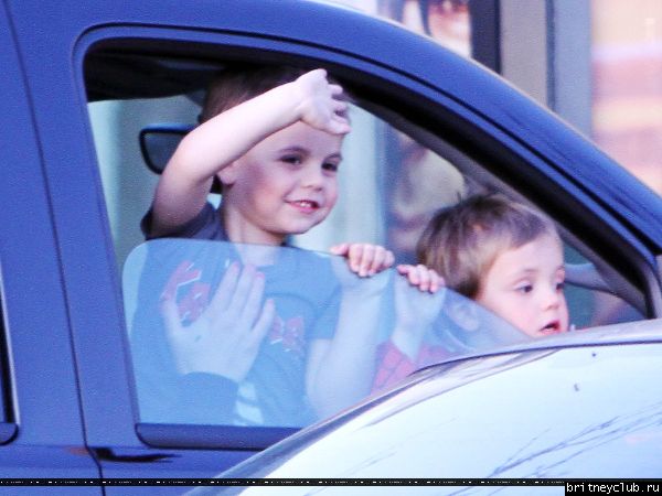 Бритни с семьей посещает офис в Лос-Анджелесе19.jpg(Бритни Спирс, Britney Spears)