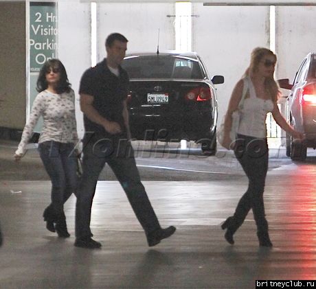 Бритни с семьей посещает офис в Лос-Анджелесе26.jpg(Бритни Спирс, Britney Spears)