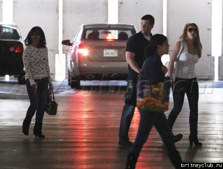 Бритни с семьей посещает офис в Лос-Анджелесе29.jpg(Бритни Спирс, Britney Spears)