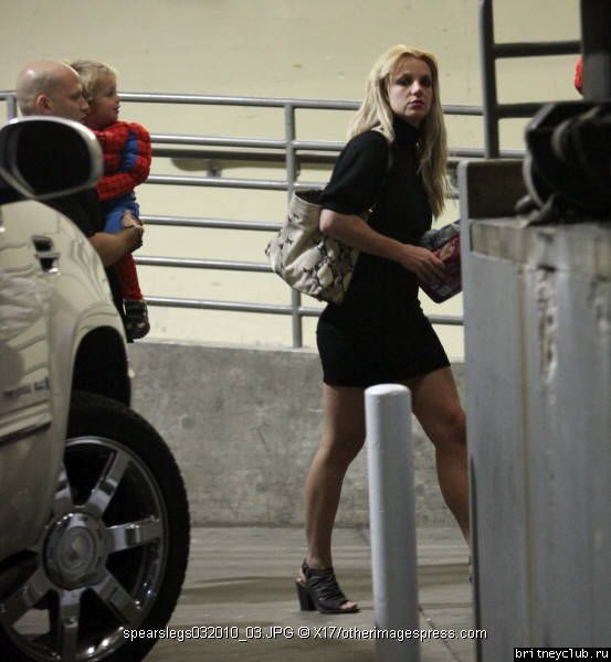 Бритни прибывает в  магазин Sherman Oaks Galleria3.jpg(Бритни Спирс, Britney Spears)