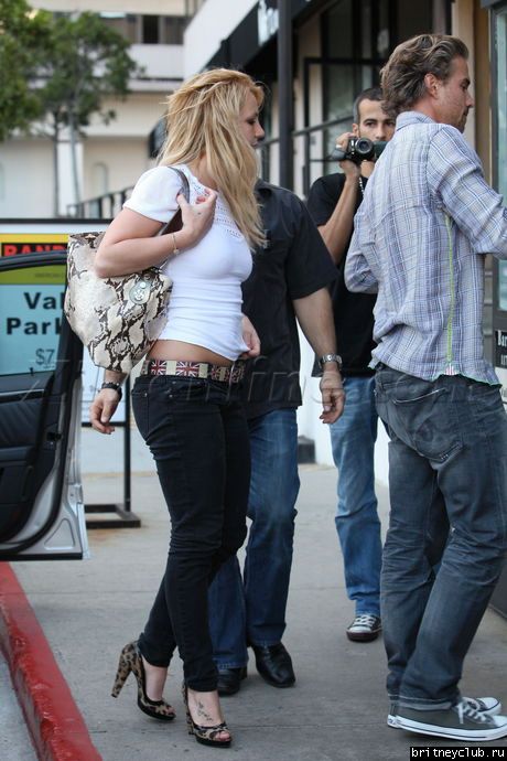Бритни и Джейсон посещают ресторан Bandera 10.jpg(Бритни Спирс, Britney Spears)