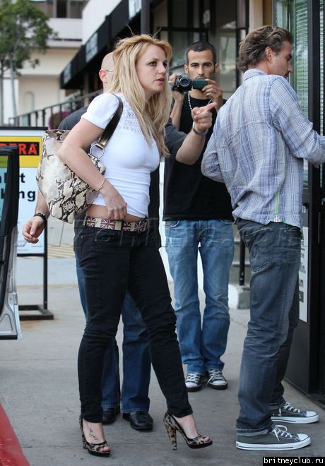 Бритни и Джейсон посещают ресторан Bandera 11.jpg(Бритни Спирс, Britney Spears)