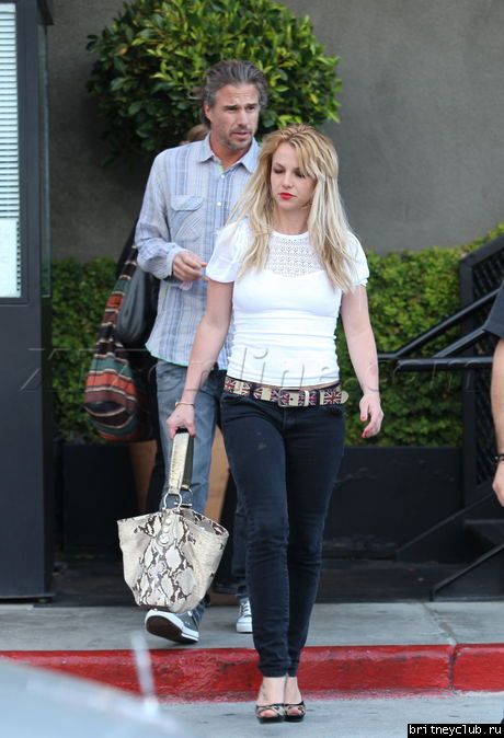 Бритни и Джейсон посещают ресторан Bandera 18.jpg(Бритни Спирс, Britney Spears)