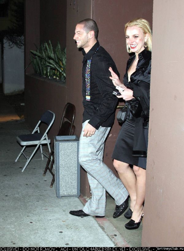Бритни покидает ресторан Dolce01.jpg(Бритни Спирс, Britney Spears)