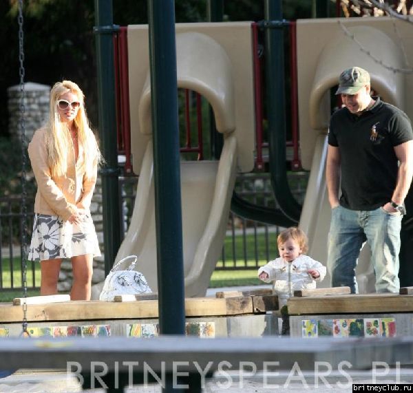 Бритни и Шон на детской площадке03.jpg(Бритни Спирс, Britney Spears)