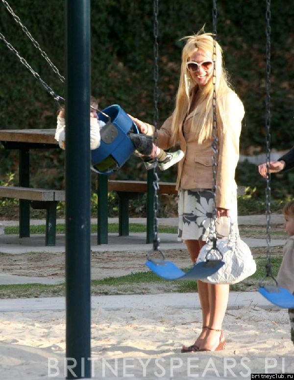 Бритни и Шон на детской площадке08.jpg(Бритни Спирс, Britney Spears)