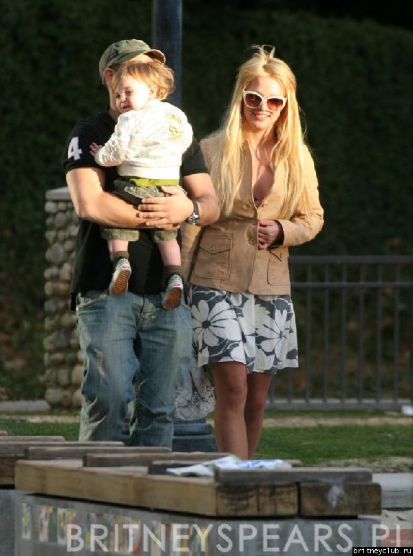 Бритни и Шон на детской площадке18.jpg(Бритни Спирс, Britney Spears)