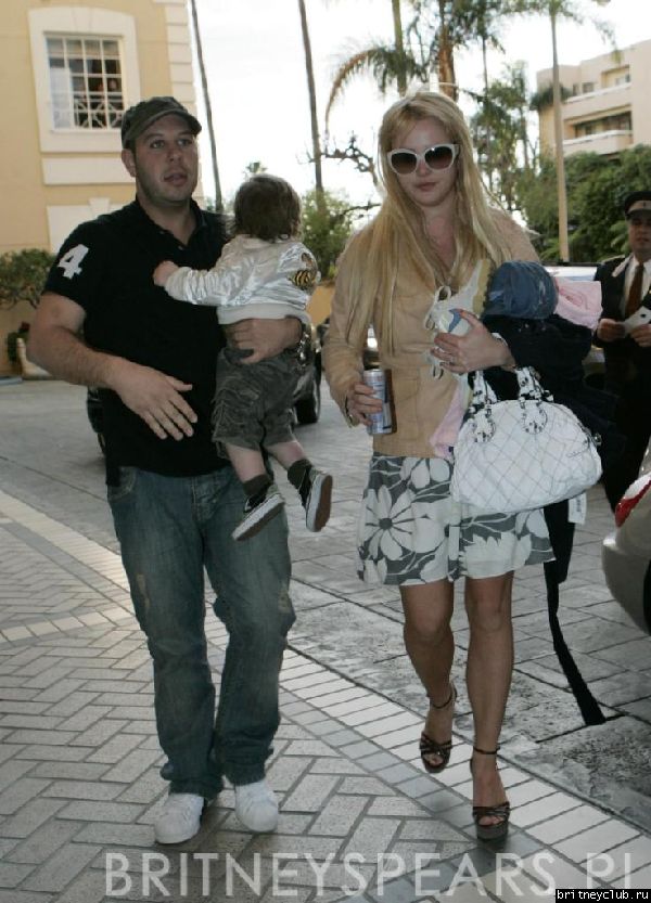 Бритни и Шон на детской площадке34.jpg(Бритни Спирс, Britney Spears)