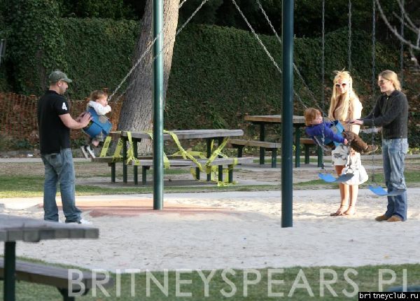 Бритни и Шон на детской площадке37.jpg(Бритни Спирс, Britney Spears)