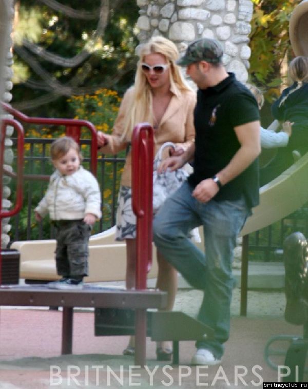 Бритни и Шон на детской площадке38.jpg(Бритни Спирс, Britney Spears)