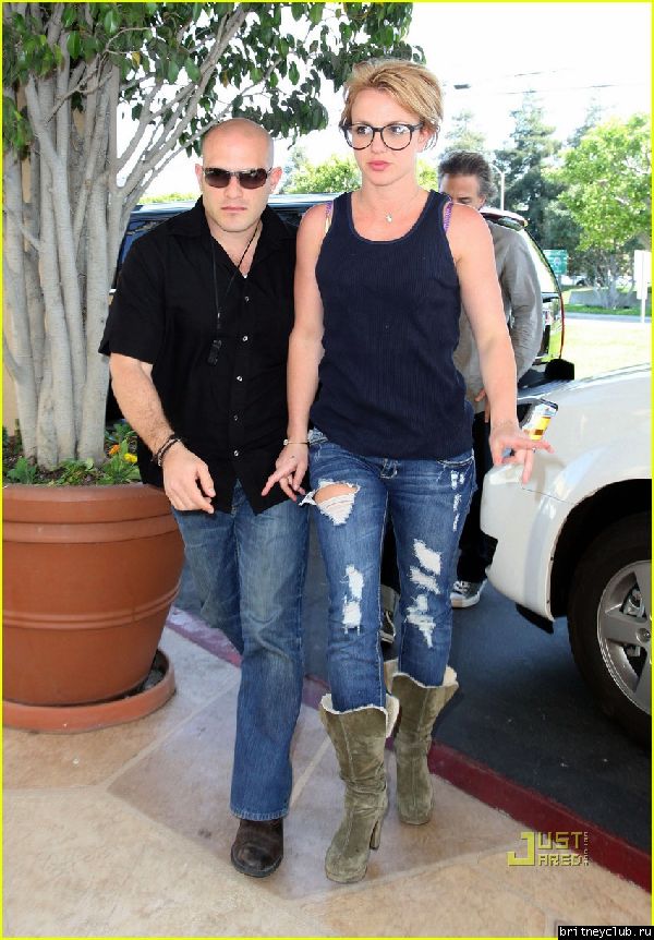 Бритни и Джейсон в Санта-Моникеbritney-spears-geeky-glasses-05.jpg(Бритни Спирс, Britney Spears)