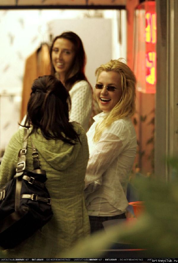 Бритни с друзьями в Беверли Хиллз56.jpg(Бритни Спирс, Britney Spears)