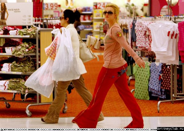 Бритни делает покупки в магазине Target48.jpg(Бритни Спирс, Britney Spears)