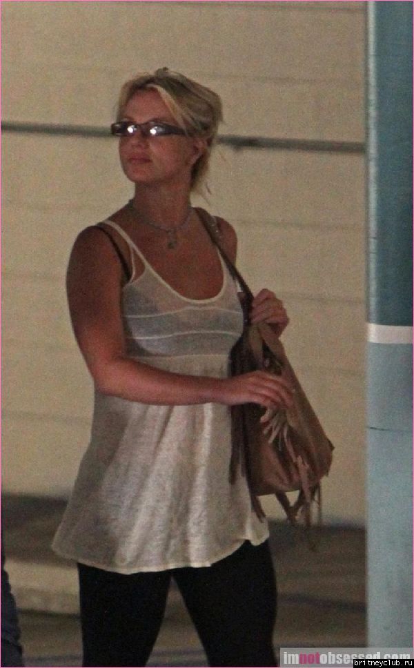 Бритни посещает медицинский центр1.jpg(Бритни Спирс, Britney Spears)