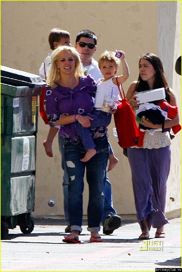 Бритни забирает детей после кружка Каратэ01.jpg(Бритни Спирс, Britney Spears)