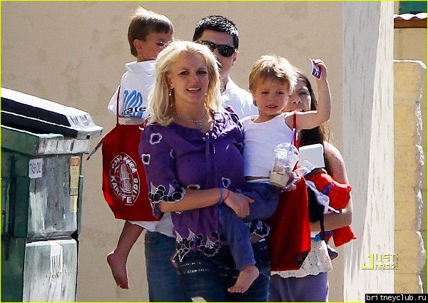 Бритни забирает детей после кружка Каратэ02.jpg(Бритни Спирс, Britney Spears)