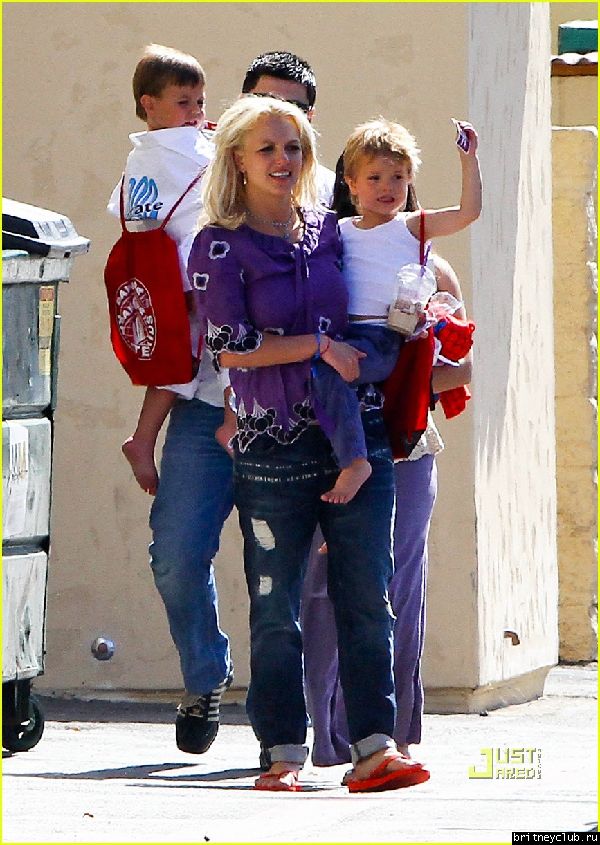 Бритни забирает детей после кружка Каратэ04.jpg(Бритни Спирс, Britney Spears)