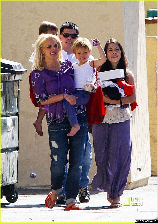 Бритни забирает детей после кружка Каратэ05.jpg(Бритни Спирс, Britney Spears)