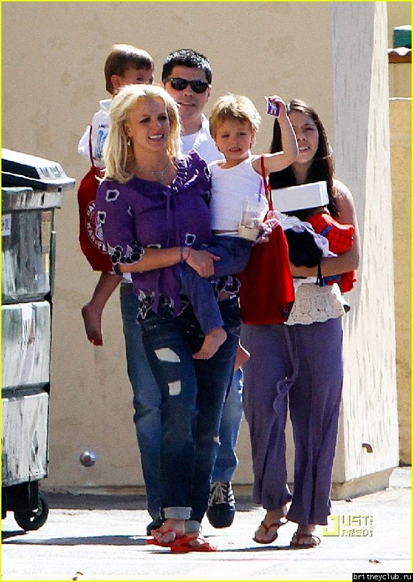 Бритни забирает детей после кружка Каратэ07.jpg(Бритни Спирс, Britney Spears)
