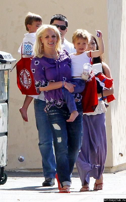 Бритни забирает детей после кружка Каратэ11.jpg(Бритни Спирс, Britney Spears)