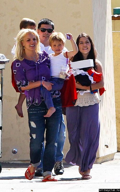 Бритни забирает детей после кружка Каратэ17.jpg(Бритни Спирс, Britney Spears)