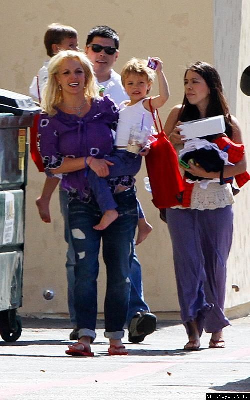 Бритни забирает детей после кружка Каратэ18.jpg(Бритни Спирс, Britney Spears)