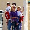 Бритни забирает детей после кружка Каратэ