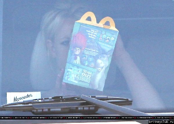 Бритни посещает McDonald