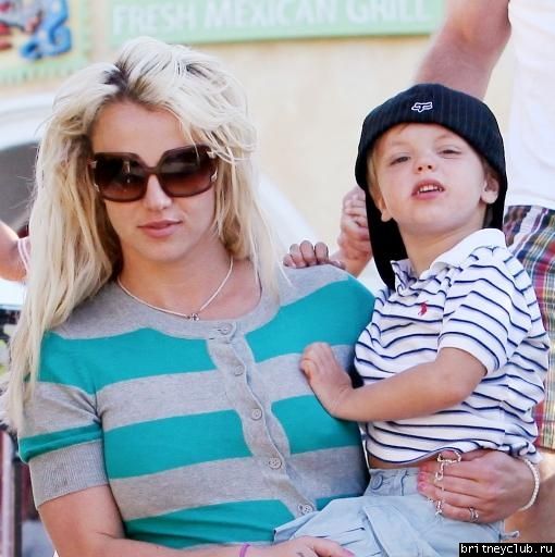 Бритни с семьей в Калабасасе01.jpg(Бритни Спирс, Britney Spears)